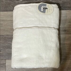 Threshold Luxurious White Bath Towel